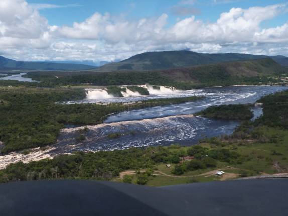 Chegando de volta à vila de Canaima, após sobrevoo do Salto Angel, no sul da Venezuela